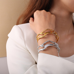 Bracelet ouvert minimaliste de style européen et américain, en acier inoxydable plaqué or 18 carats, design géométrique irrégulier, bijoux unisexe - Product Image 4