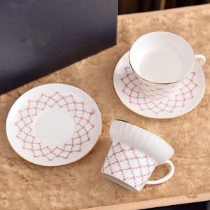 Service à thé deux tasses et soucoupes en porcelaine fine russe de luxe, motif abeilles bleues et roses, écologique, sur pieds hauts - Product Image 4
