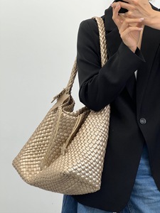 2025 дизайнерская тканая сумка-тоут из искусственной кожи, женская модная сумка со звездами для разных возрастов - Product Image 4