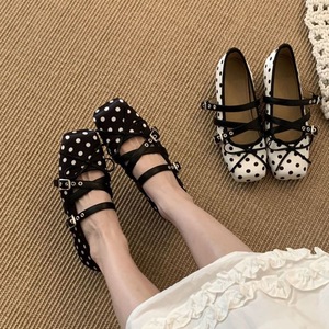 Scarpe basse da donna OEM ODM con pois, doppia fibbia, cinturino Mary Jane, fiocco frontale, <span class=keywords><strong>punta</strong></span> antiscivolo, stile vintage francese casual - Product Image 6