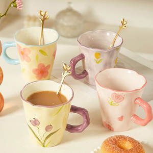 Muestra gratis 2024 nueva creativa flor pintada a mano lindas tazas de café de cerámica tulipán porcelana taza de leche tazas de té al por mayor - Product Image 1