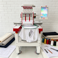 Machine à broder et à coudre avec système à double fonction pour la confection de vêtements