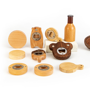 Logo personnalisé faveurs de mariage bonnet de bière Llaveros Destapador blancs porte-clés en bois porte-clés en bois ouvre-bouton de bière pour les invités - Product Image 1