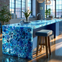 Comptoir de bar extérieur rétroéclairé en pierre d'agate bleue translucide, design commercial illuminé