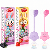 SWOOT Muziek Lollipop 2-pack Cartoon Vorm 3 Liedjes 2,5 Uur Suiker Vrij Aardbei Braambes 15g Individueel Verpakt Bever