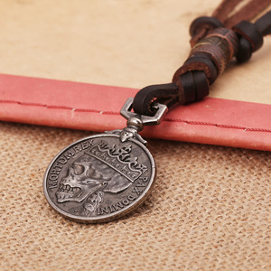 Collier en cuir style vintage avec pendentif crâne et pièce de monnaie, charme gothique steampunk, cadeau unique pour homme motard et punk - Product Image 3