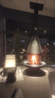 Cheminée autoportante noire en acier au carbone avec verre et table, pour hôtel, poêle à bois moderne, personnalisable