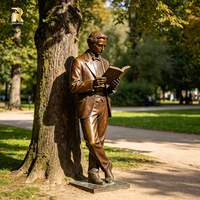 Sculpture de bronze grandeur nature d'un homme assis tenant un livre, personnalisable pour l'art public extérieur