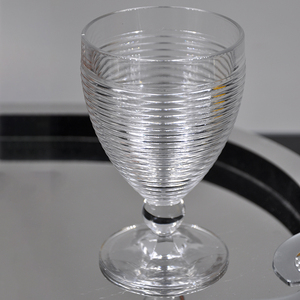 Verre à vin en verre côtelé transparent, design moderne pour les fêtes - Product Image 1