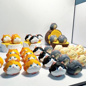 Figura de Gatito Hecha a Mano en Madera de Tilo, Estilo de Dibujos Animados, Decoración para Escritorio o Auto, Regalo en Naranja, Negro, Blanco, Gris y Blanco Crema - Product Image 1
