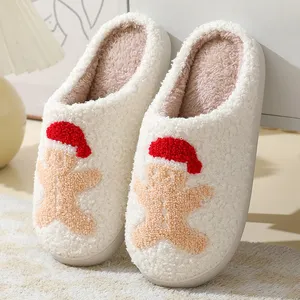 Invierno barato personalizado disponible felpa Navidad zapatillas mullidas Santa Gingerbread zapatillas para hombres y mujeres