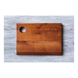 Planche à découper en bois massif de qualité supérieure avec trou de suspension et grand bloc de découpe pour la viande, les légumes et comme plateau de service - Product Image 1