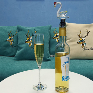 Tapón de botella de cisne con elemento de diamante de cristal de gama alta, tapón creativo de vino tinto con sellado fresco, muebles para el hogar hechos de silicona - Product Image 4