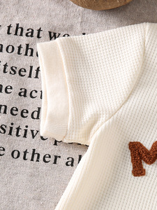 Completo Estivo per Neonato, 2 Pezzi in Cotone, Set di Abbigliamento alla Moda con Maniche Corte e Chiusura a Bottoni, 'MAMA'S Little Boy', Pantaloncini Connessi, Completo Waffle - Product Image 6