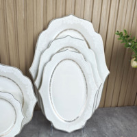 Service de vaisselle de luxe en porcelaine fine, motif floral en relief blanc, idéal pour mariages et restaurants