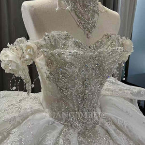 Vestido de Novia de Gala Moderno y Lujoso con Escote Corazón, Corpiño con Cuentas, Apliques Florales 3D, Cola Capilla y Largo hasta el Suelo - Product Image 5