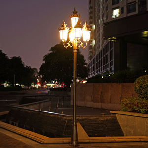 โคมไฟสนามเหล็กกลางแจ้ง LED แสงวอร์มไวท์ โคมแก้ว IP54 AC 220V รับประกัน 10 ปี พลังงานแสงอาทิตย์ พร้อมเซ็นเซอร์ตรวจจับความเคลื่อนไหว ปรับความสว่างได้ - Product Image 3
