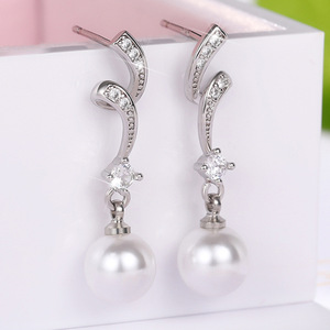 Orecchini Pendenti con Texture Ondulata e Perle, Design Elegante e Minimalista, Gioielli da Donna, Orecchini Lunghi - Product Image 4