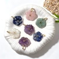 Pendentif Fleur en Pierre Naturelle Sculptée, Breloque Florale avec Anneau Doré, Améthyste, Quartz Rose, Aventurine pour Fabrication de Colliers et Bijoux DIY