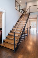 Escalier flottant sur mesure pour toute la maison, escalier flottant cantilever intérieur avec marches en chêne et main courante en verre
