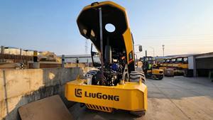 Profesional Liugong 6213E 13 toneladas doble tambor rodillo de carretera motor diésel máquina compactadora de asfalto mejor precio - Product Image 4
