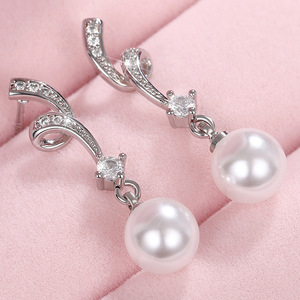 Orecchini Pendenti con Texture Ondulata e Perle, Design Elegante e Minimalista, Gioielli da Donna, Orecchini Lunghi - Product Image 2