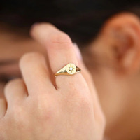 Magnifique bague éternité classique en or jaune 14 carats avec diamant taille brillant rond serti à griffes pour femme