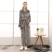 Vente en gros de vêtements de nuit en polaire de haute qualité pour hommes sur toute la longueur peignoir pour hommes avec logo personnalisé
