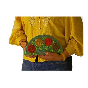 Bolso de mano de paja de media luna con flores bordadas, estilo bohemio, para mujer, de hierba marina y ratán, en oferta - Product Image 2