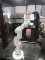 Nouvelle machine à café distributrice intelligente, modèle robotisé, écran tactile, bras robotique commercial