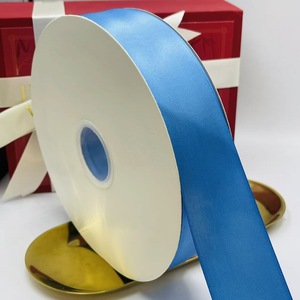 Ruban en satin fin et délicat, tissu polyvalent pour attacher les étiquettes cadeaux et décorer les invitations - Product Image 2