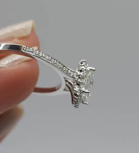 Anillo de Compromiso con Halo de Diamantes de Corte Princesa Cultivados en Laboratorio de 1.63 Ct, Oro de 14K con Baño de Rodio, Certificado IGI - Product Image 5
