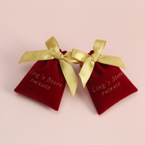 Pochette cadeau de luxe en velours rouge 8x10cm avec logo personnalisé, petit conteneur pour bijoux (dés, boucles d'oreilles, colliers) - Product Image 5