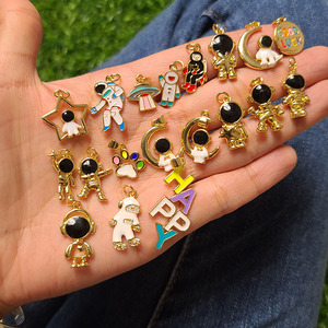 จี้รูปนักบินอวกาศเคลือบทอง 18K รุ่น JS1634 สีดำขาว ทำจากทองเหลืองเคลือบเงา พร้อมจี้รูปนักบินอวกาศและจรวด - Product Image 5
