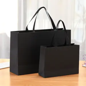 맞춤형 블랙 의류 종이 가방 에코 친화적 재활용 블랙 직사각형 재 밀봉 의류 셔츠 포장 박스 종이 가방