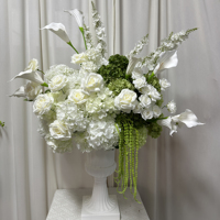 Décoration de mariage : Centre de table en hydrangeas blancs et verts irréguliers, couleurs personnalisables