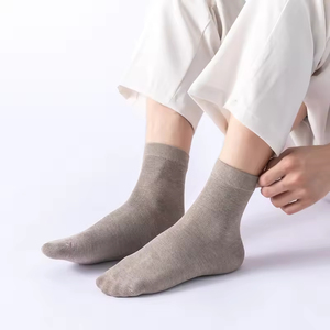 Chaussettes mi-hautes en bambou de couleur unie pour hommes, collection Printemps-Été, style professionnel simple, haute qualité, vente en gros - Product Image 3