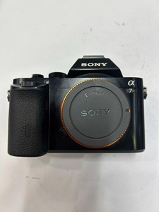 Buen Precio, Cámara Sony Alpha 7R (ILCE-7R) <span class=keywords><strong>de</strong></span> Fotograma Completo y 36MP, Solo Cuerpo, Nivel Básico, con <span class=keywords><strong>Tarjeta</strong></span> SD - Product Image 1