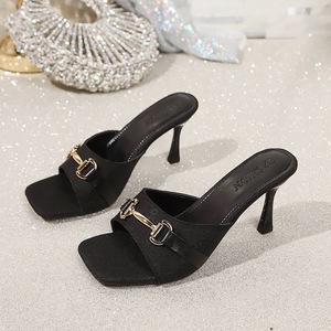 Sandales d'été 2026 pour femmes, grande taille, à enfiler, à bride unique, avec empeigne en tissu, décor chaîne métallique, talon aiguille - Product Image 3