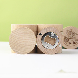 Abrebotellas <span class=keywords><strong>de</strong></span> <span class=keywords><strong>Madera</strong></span> <span class=keywords><strong>de</strong></span> Haya Redondo con Imán para Refrigerador y Logo Grabado Personalizado para Recuerdo <span class=keywords><strong>de</strong></span> Boda - Product Image 4