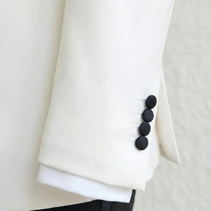 <span class=keywords><strong>Costume</strong></span> de <span class=keywords><strong>mariage</strong></span> sur mesure, <span class=keywords><strong>costume</strong></span> de smoking pour <span class=keywords><strong>homme</strong></span> en satin sur revers/boutons et poche basse, blanc et noir - Product Image 4