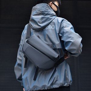Sac bandoulière imperméable pour homme avec logo personnalisé et lettres décoratives, idéal pour les voyages - Product Image 4