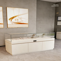 Vitrine à bijoux moderne de luxe avec verre trempé, construction métallique, éclairage LED, finition polie, taille et couleur personnalisables