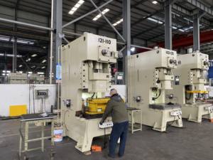 Máquina de estampagem de cápsulas de alumínio para fazer furos em aço inoxidável - Product Image 3