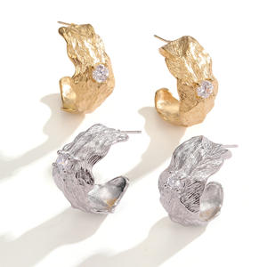 Pendientes de aro de hoja texturizada Chapado en oro y plata con Zirconia cúbica Joyería llamativa para mujer Elegante estilo vanguardista - Product Image 1