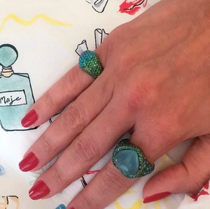Bague de fiançailles en moissanite au design unique pour les cérémonies de fiançailles, les mariages et les occasions d'anniversaire, disponible à la vente - Product Image 2