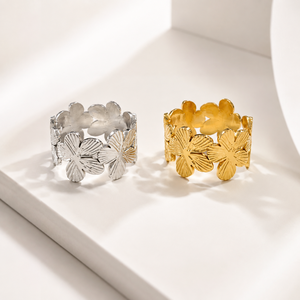 Anillo de Acero Inoxidable con Cuatro Pétalos de Flor, Chapado al Vacío en Oro de 14K, Banda Floral Ancha en Colores Dorado y Plateado - Product Image 1