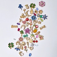 Collier pendentif quotidien en chaîne à maillons plaqué or 14 carats poli, avec médaillon flottant transparent incrusté de petites pierres précieuses colorées