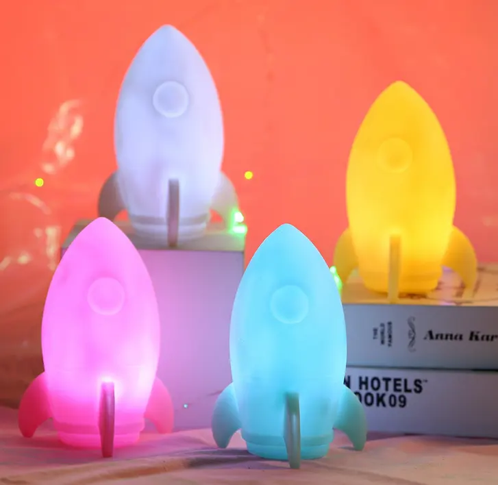 Cartoon LED Rakete kleine Nachtlicht Vinyl Spielzeug Kinder leuchtende Geschenke