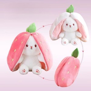 Adorable Peluche de Conejito Fresa con Zanahoria Bordada, de Malla y Ponderado, Súper Suave, Relleno de Algodón PP, para Cumpleaños y Pascua, ODM - Product Image 1